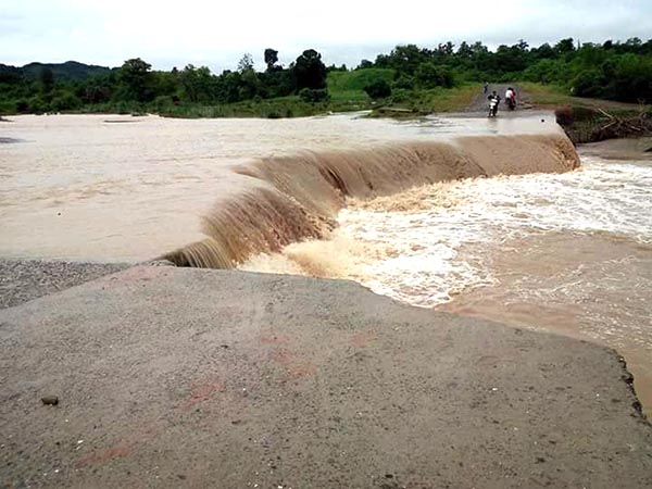 ေတာင္က်ေခ်ာင္းေရမ်ားေၾကာင့္ ေစတုတၱရာတြင္ လမ္းပန္းဆက္သြယ္ေရးျပတ္ေတာက္